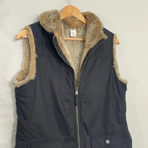 GAP | REVERSIBLE VEST SIZE M BLACK FUR TAN - Picture 3 of 8